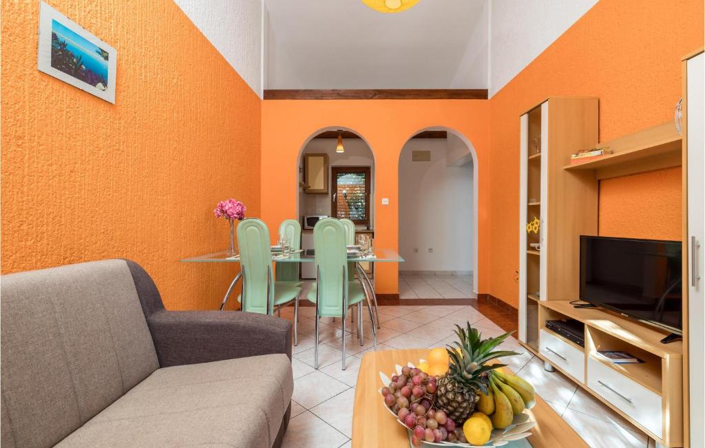Televízia a/alebo spoločenská miestnosť v ubytovaní Cozy Apartment In Lukovo Sugarje