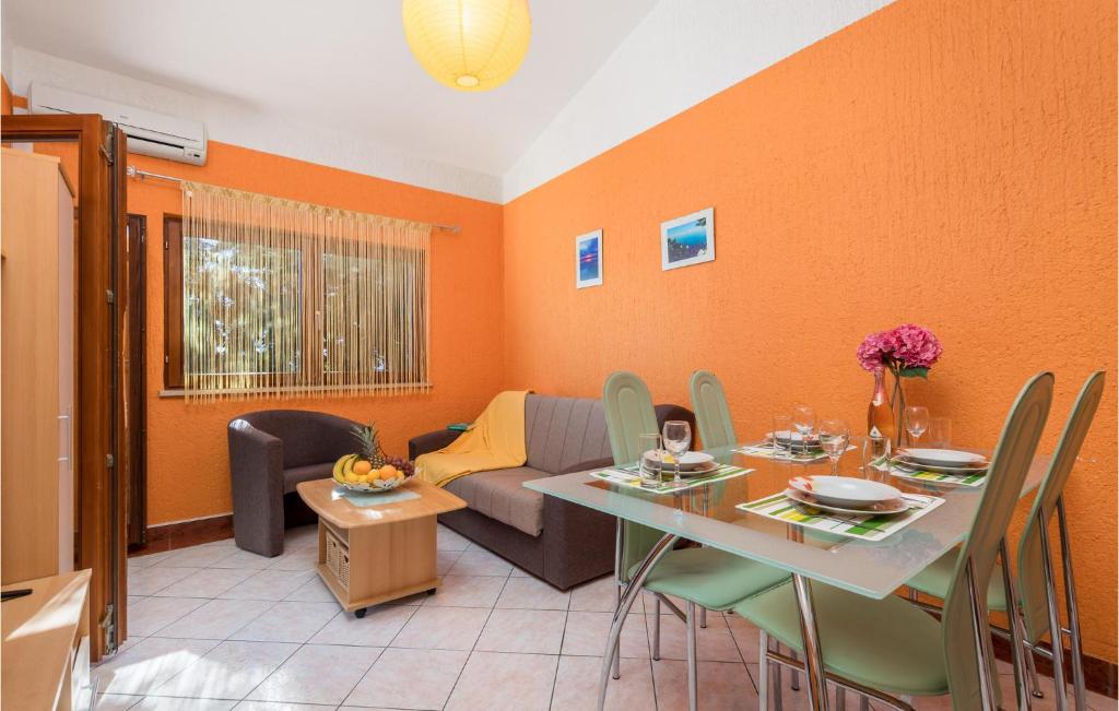 Posedenie v ubytovaní Cozy Apartment In Lukovo Sugarje