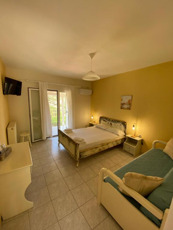 Postel nebo postele na pokoji v ubytování Myrtos Hotel