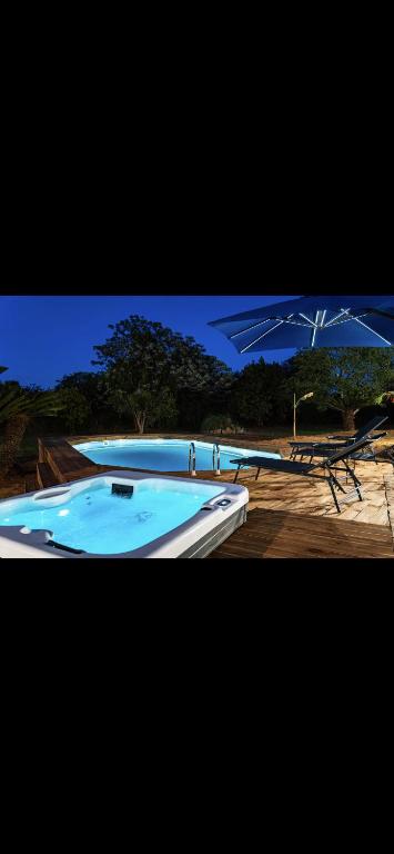Bazén v ubytování Villa Elena with jacuzzi nebo v jeho okolí