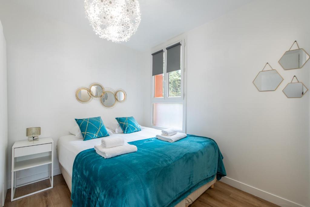 Una cama o camas en una habitación de Spacious and bright 2-bedroom large apartment very close to Paris - near metro