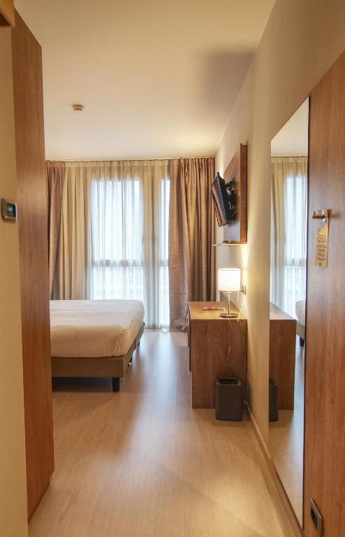 Postel nebo postele na pokoji v ubytování Tower Hotel Malpensa
