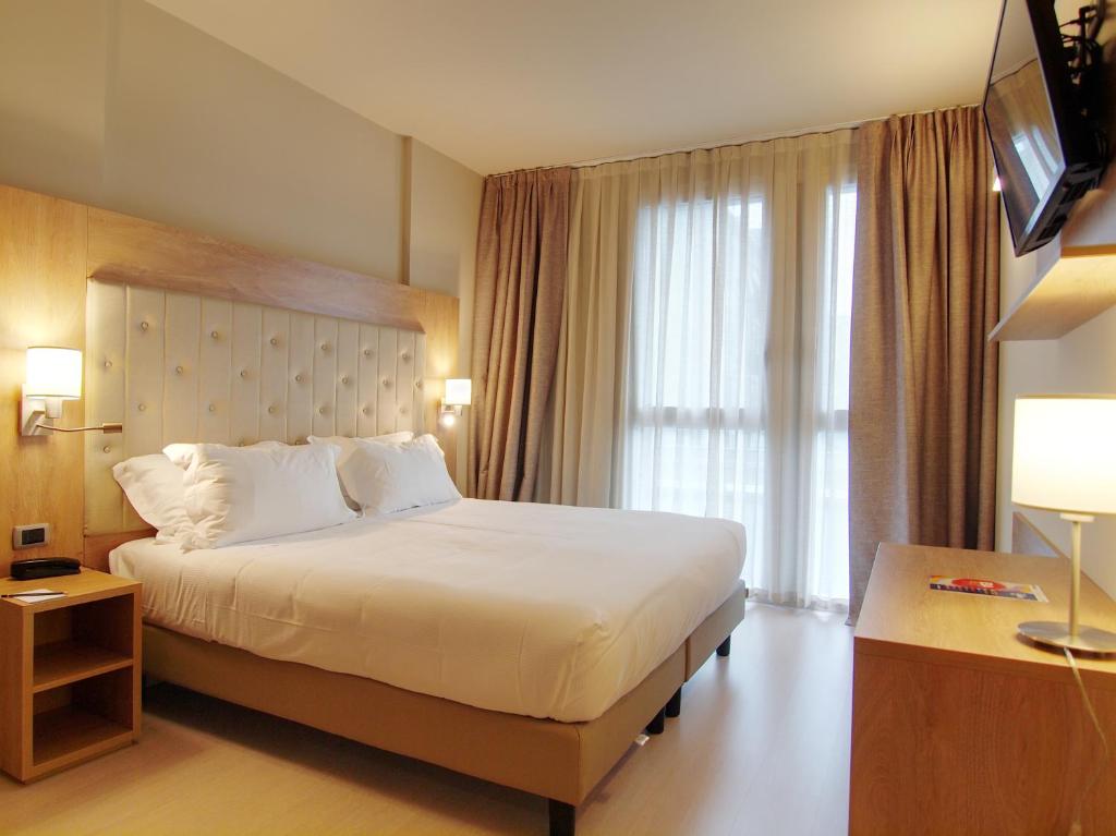 Postel nebo postele na pokoji v ubytování Tower Hotel Malpensa