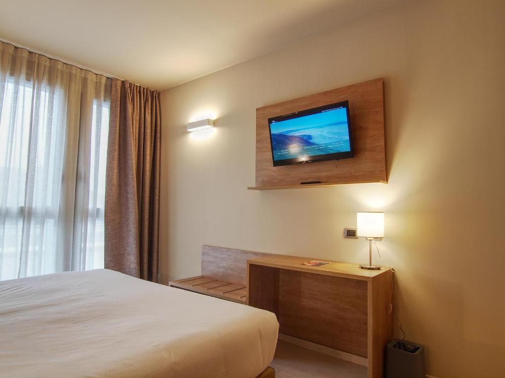 TV a/nebo společenská místnost v ubytování Tower Hotel Malpensa