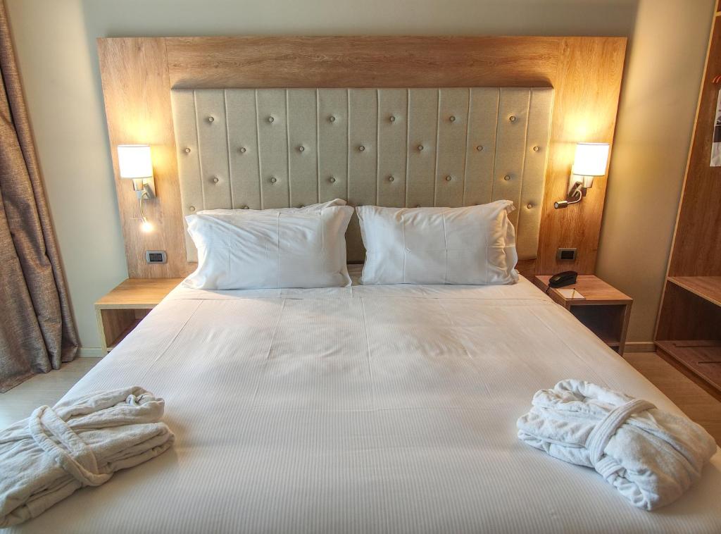 Postel nebo postele na pokoji v ubytování Tower Hotel Malpensa
