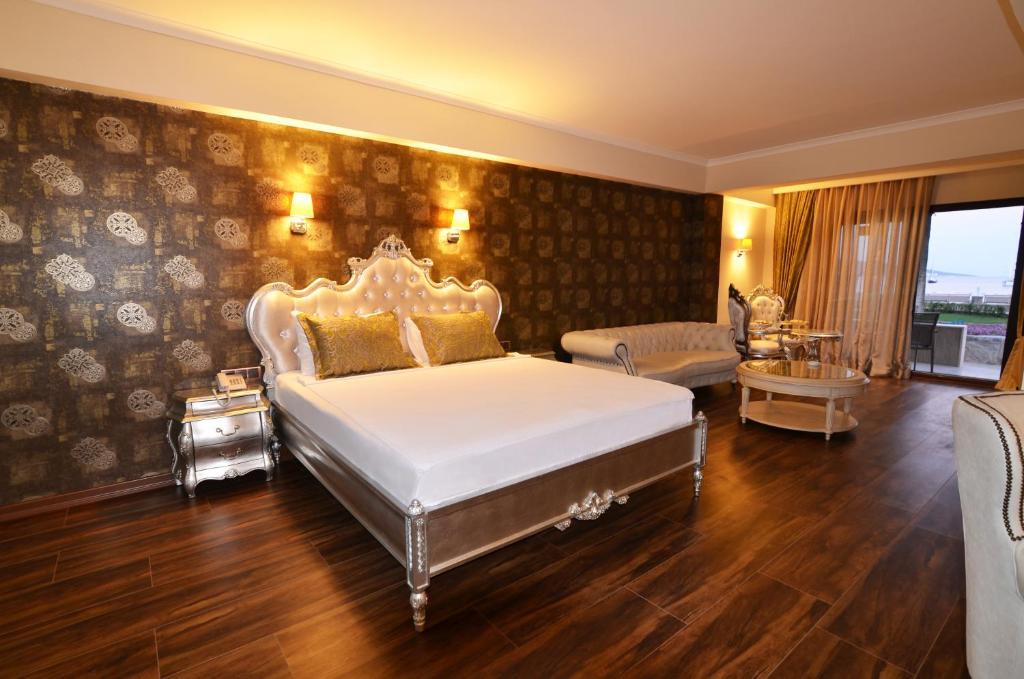 Postel nebo postele na pokoji v ubytování Azka Hotel