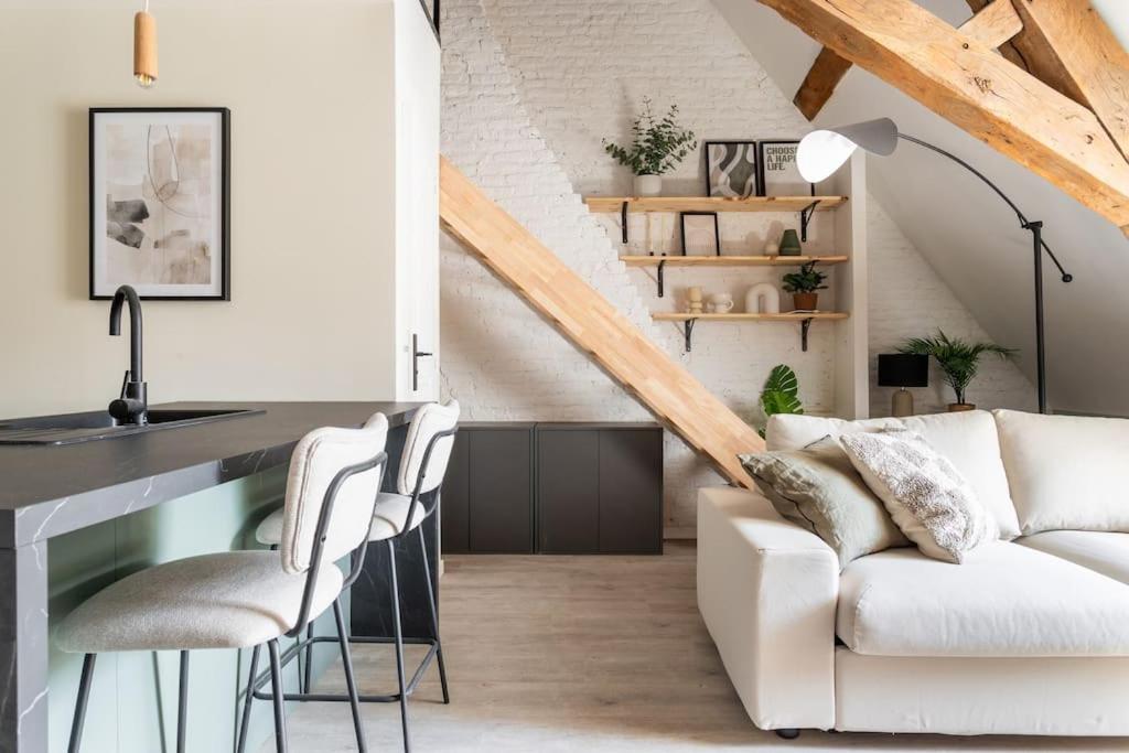 un salon avec un canapé blanc et une table dans l'établissement L'élégant - Appartement Fonctionnel Plein-centre de Douai, à Douai