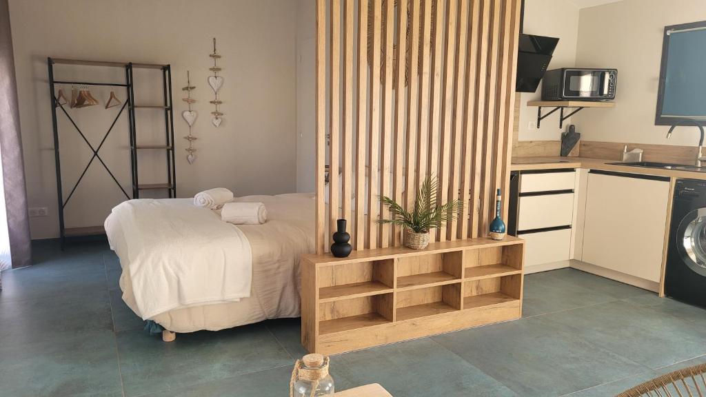 Il comprend une chambre avec un lit et une cuisine avec une télévision. dans l'établissement Ventoux Ride & Chill, à Carpentras