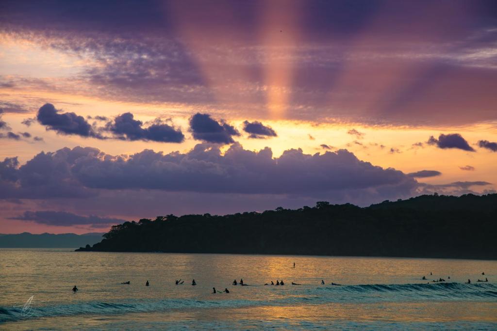 un gruppo di persone sulla spiaggia al tramonto di Casa Clara at Blue Venao Resort with Ocean View a Playa Venao