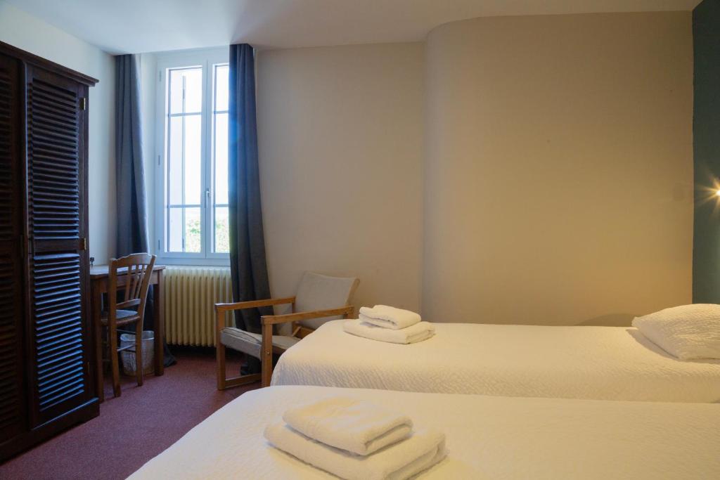 Postel nebo postele na pokoji v ubytování Logis Hôtel Restaurant Le Louvre