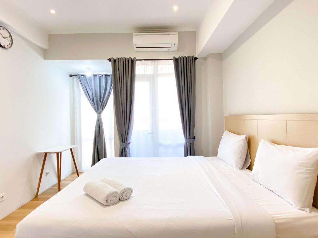 Fotografie z fotogalerie ubytování Spacious and Combined 1BR Vasanta Innopark Apartment By Travelio v destinaci Cikarang