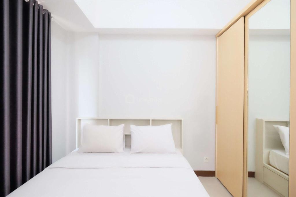 Ένα ή περισσότερα κρεβάτια σε δωμάτιο στο Comfortable and Simply Look 2BR Royal Heights Apartment By Travelio