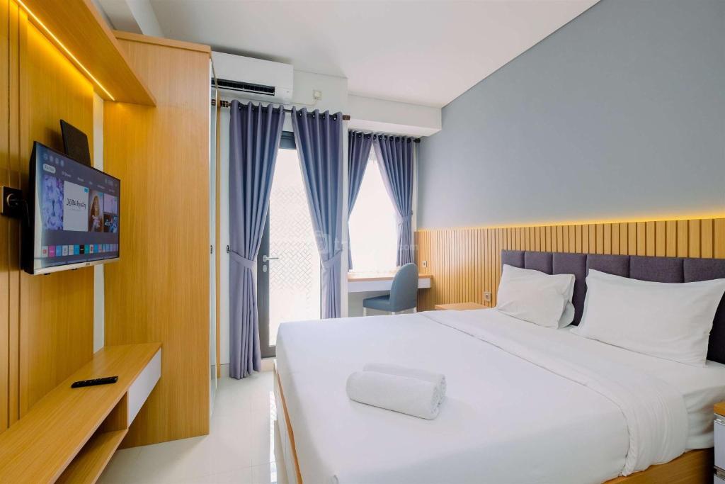 Postel nebo postele na pokoji v ubytování Serene Stay Studio Transpark Cibubur Apartment By Travelio