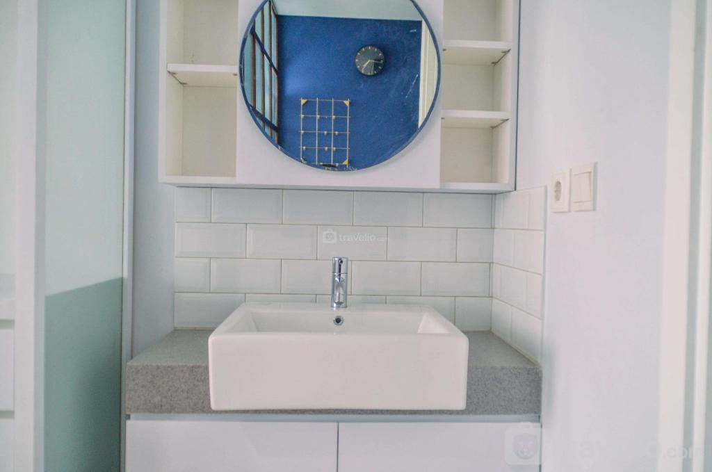 Koupelna v ubytování Nice and Cozy Studio at Paddington Heights Apartment By Travelio