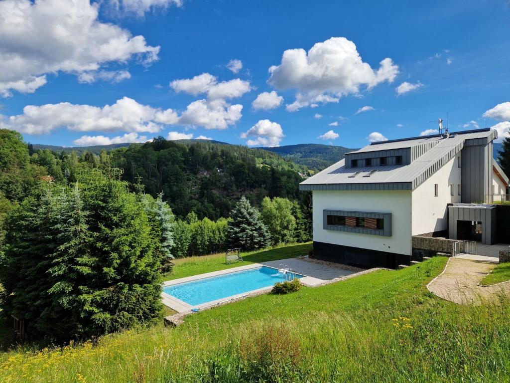 una casa en una colina con piscina en Studio Vista 1 by Interhome, en Rokytnice nad Jizerou