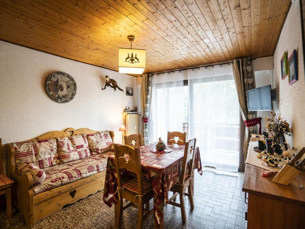 un salon avec une table et un canapé dans l'établissement Appartement cosy 5 pers., parking privatif, proche centre et remontées, Châtel - FR-1-676-4, à Châtel