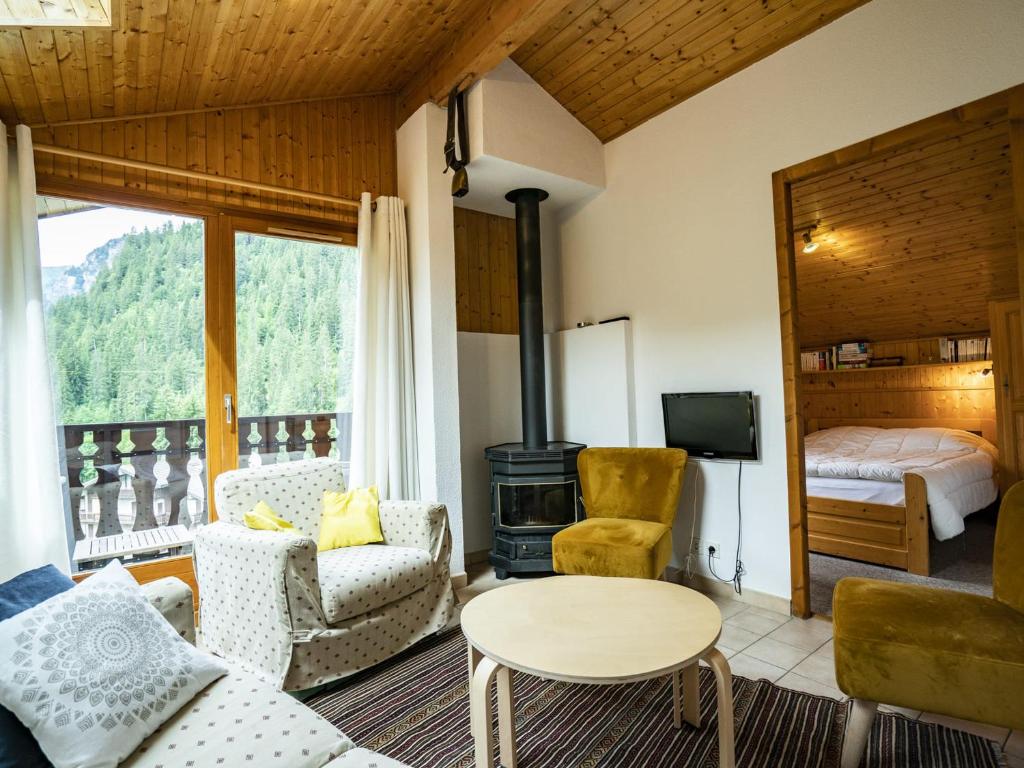 une pièce avec un salon avec cheminée et une chambre dans l'établissement Appartement Châtel 4 pièces, 6 pers. avec balcon, garage, wifi - FR-1-676-160, à Châtel