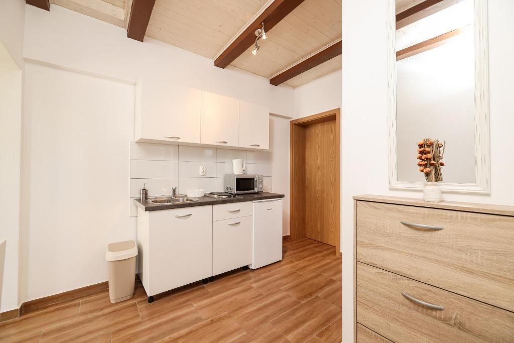 Kuchyňa alebo kuchynka v ubytovaní Apartments Feliks