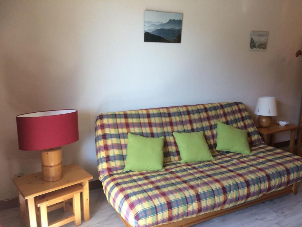 - un salon avec un canapé et une lampe rouge dans l'établissement Appartement cosy 5 pers, balcon S/O, 300m centre, 400m remontées mécaniques - FR-1-676-116, à Châtel