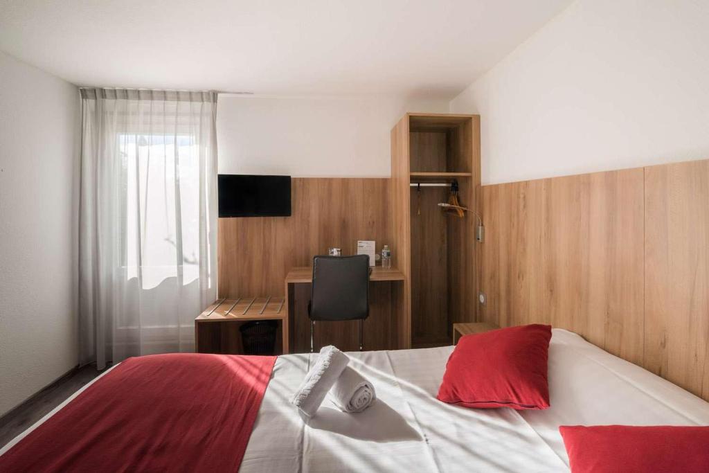 Postel nebo postele na pokoji v ubytování Brit Hotel Plaisance A9/A61
