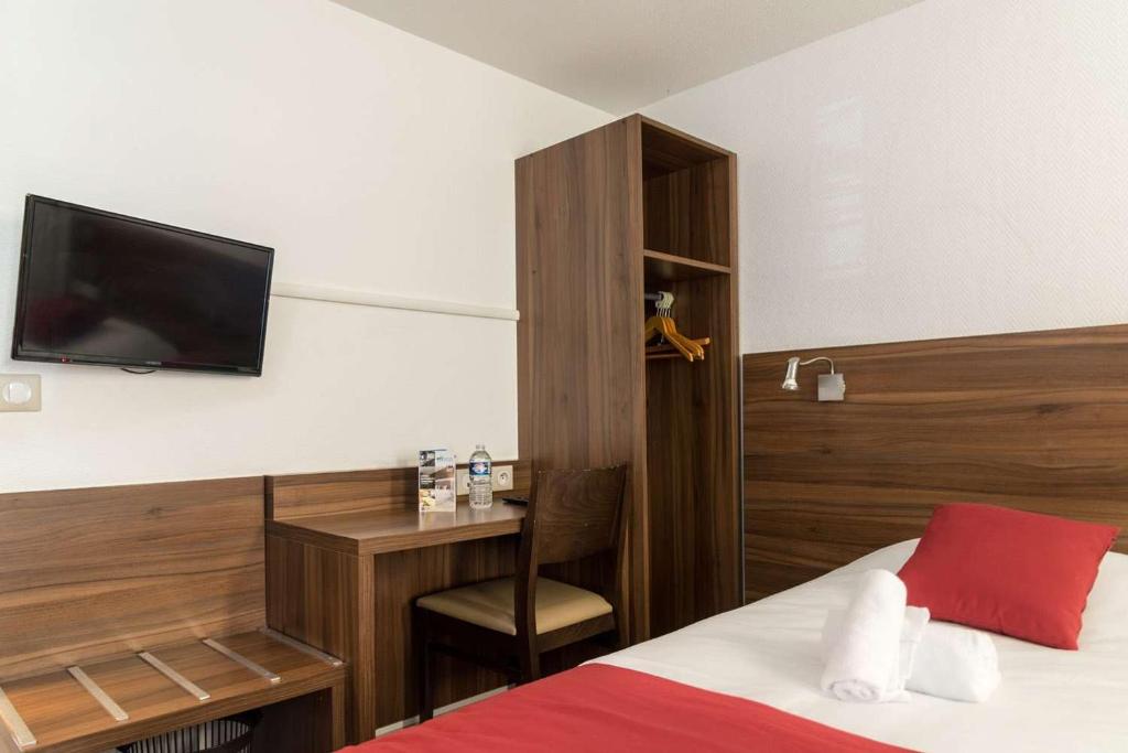Postel nebo postele na pokoji v ubytování Brit Hotel Plaisance A9/A61