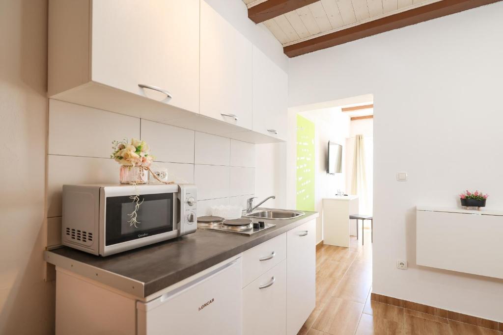 Kuchyňa alebo kuchynka v ubytovaní Apartments Feliks