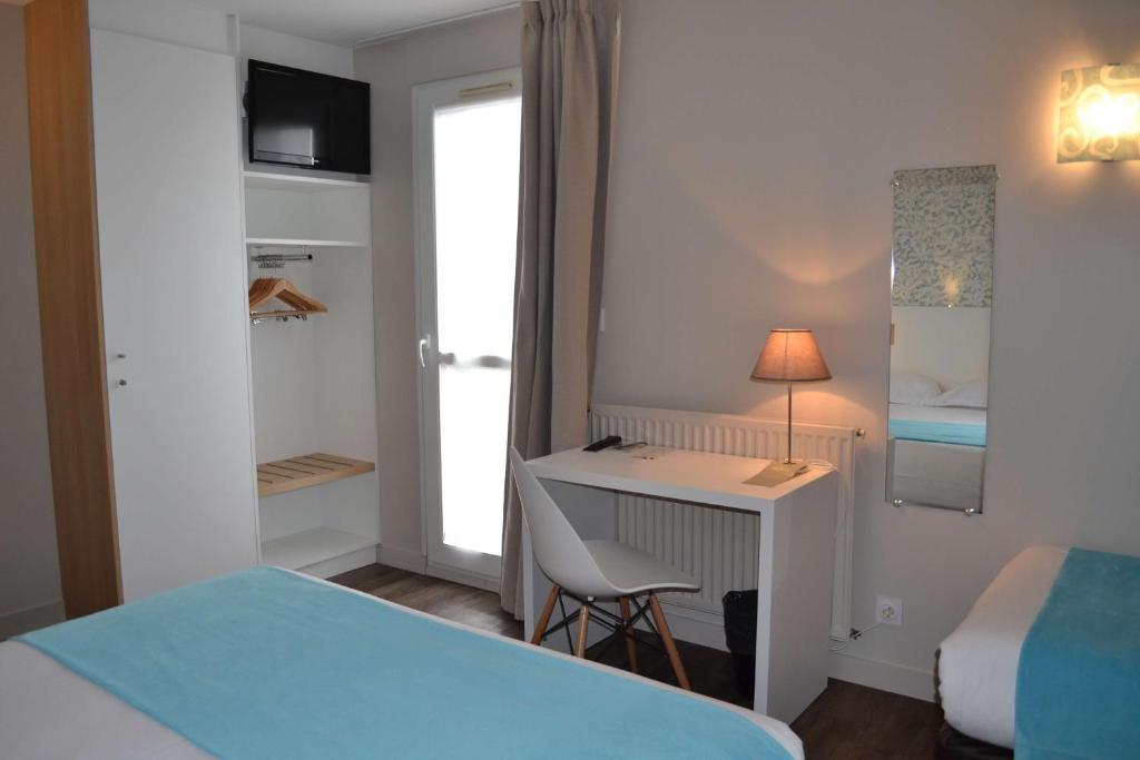 Brit Hotel Les Alizes - Triple Room (1 Double Bed + 1 Single Bed)