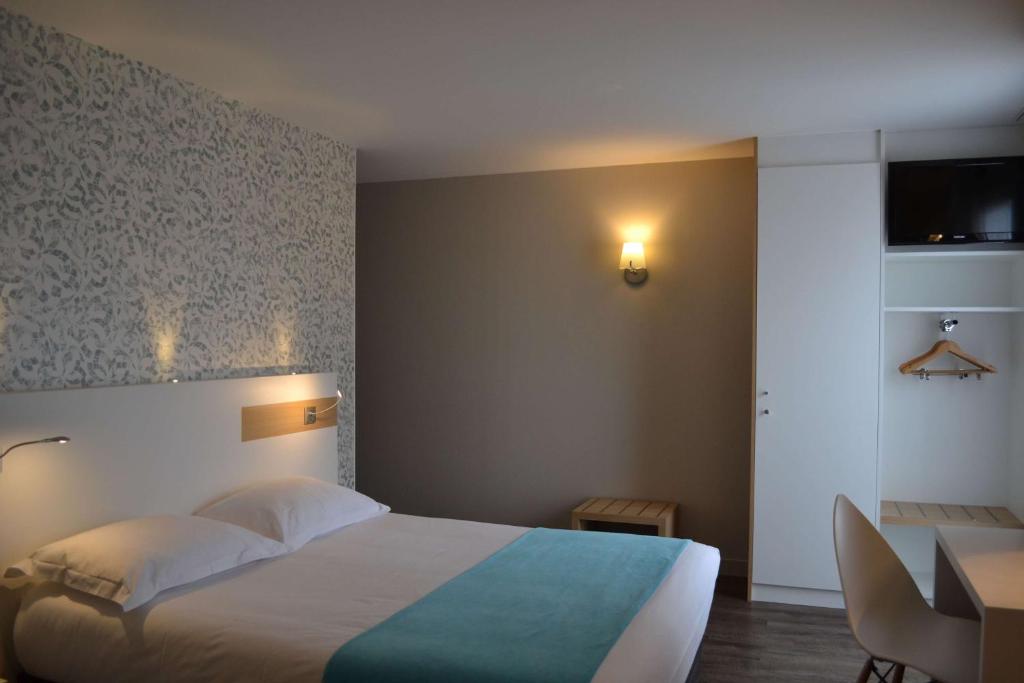 Brit Hotel Les Alizes - Triple Room With Shower