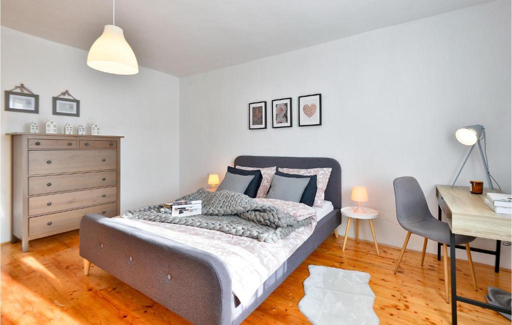 Postel nebo postele na pokoji v ubytování 3 Bedroom Cozy Home In Gornje Plavnice