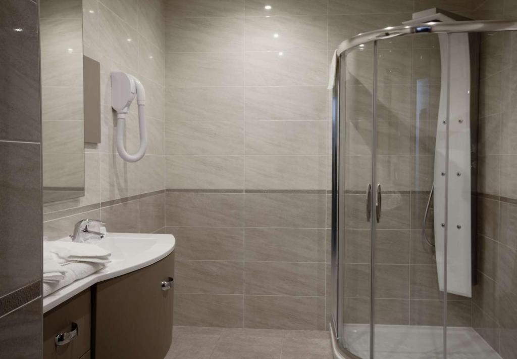 Koupelna v ubytování Brit Hotel de Grignan Vichy