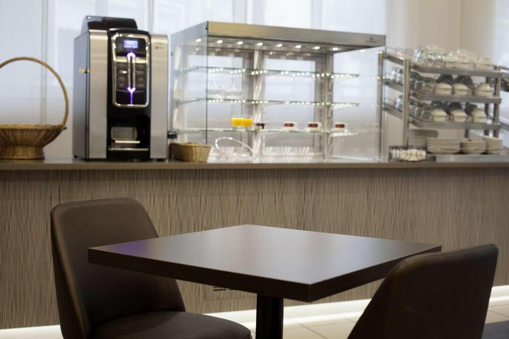 Příslušenství pro přípravu čaje a kávy v ubytování Brit Hotel de Grignan Vichy