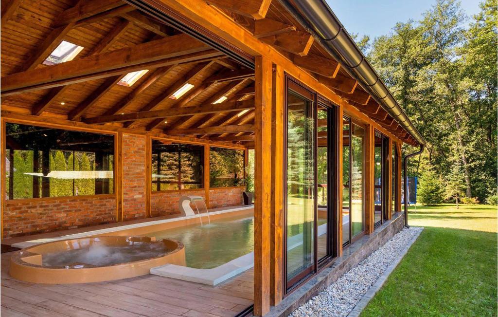 dom z wanną z hydromasażem na tarasie w obiekcie Lovely Home In Novo Zvecevo With Sauna w mieście Novo Zvecevo