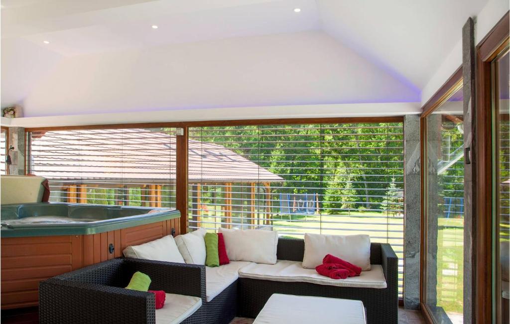 - werandę z kanapą i wanną z hydromasażem w obiekcie Lovely Home In Novo Zvecevo With Sauna w mieście Novo Zvecevo