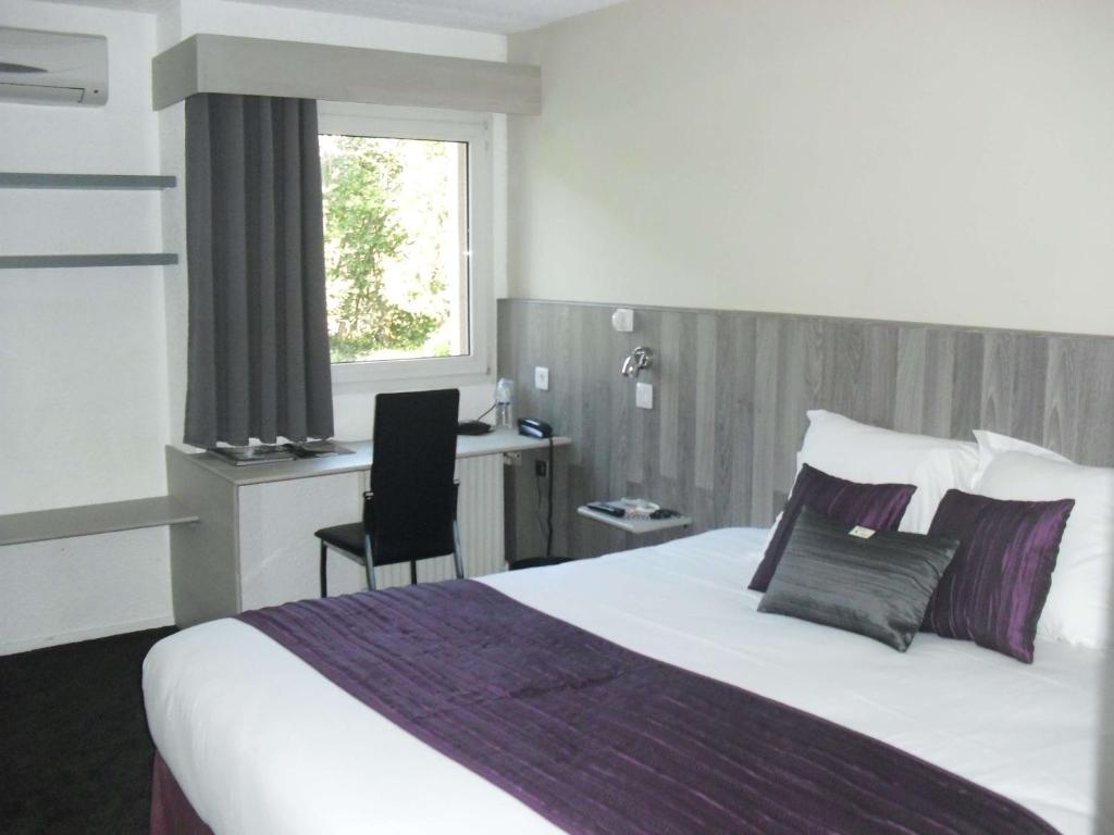 Postel nebo postele na pokoji v ubytování Brit Hotel Dak Hotel