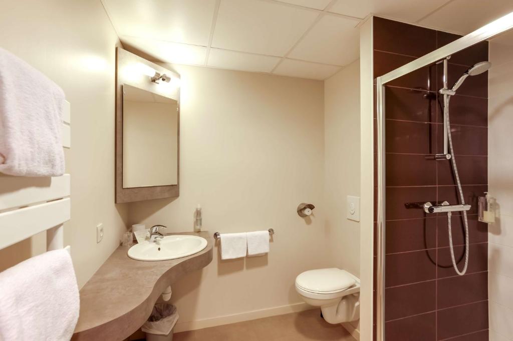Koupelna v ubytování Brit Hotel Le Galion & Spa