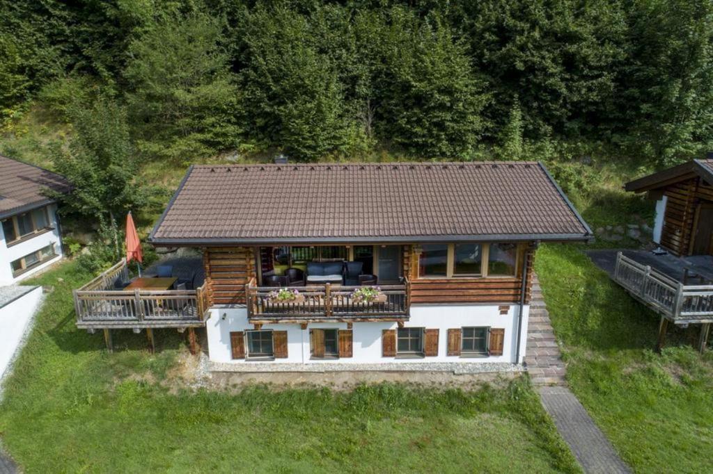 une vue aérienne d'une maison avec un toit dans l'établissement Schöneben Chalet Anton, à Wald im Pinzgau