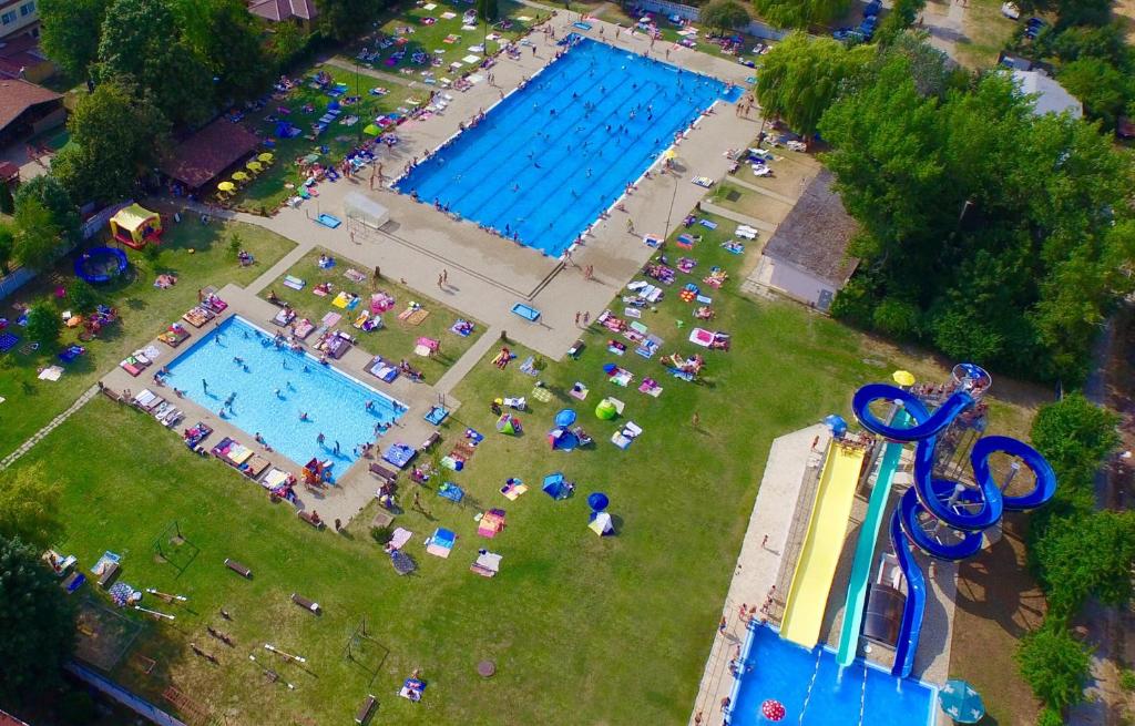 Bazén v ubytování Chatova osada Family Resort Thermalpark inclusiv nebo v jeho okolí