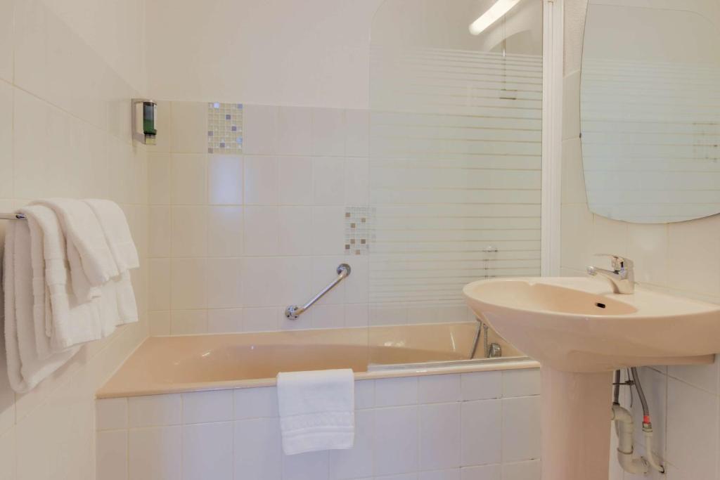 Koupelna v ubytování Brit Hotel Dijon Hermes