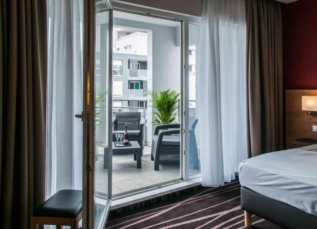 Postel nebo postele na pokoji v ubytování Le Lodge Brit Hotel Strasbourg Zenith