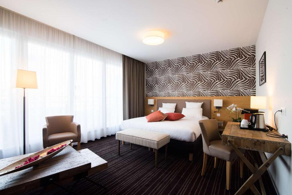Postel nebo postele na pokoji v ubytování Le Lodge Brit Hotel Strasbourg Zenith