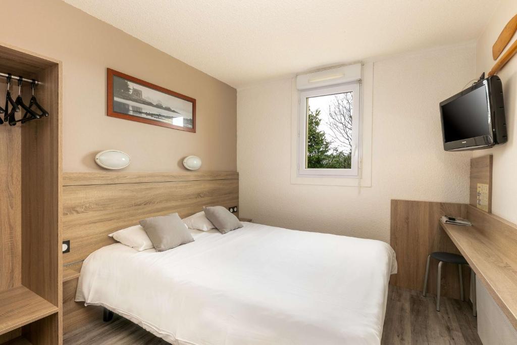 TV a/nebo společenská místnost v ubytování Brit Hotel Iroise Brest