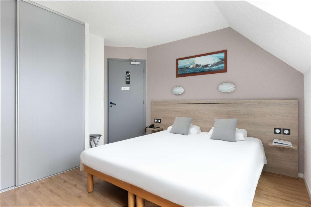 Postel nebo postele na pokoji v ubytování Brit Hotel Iroise Brest