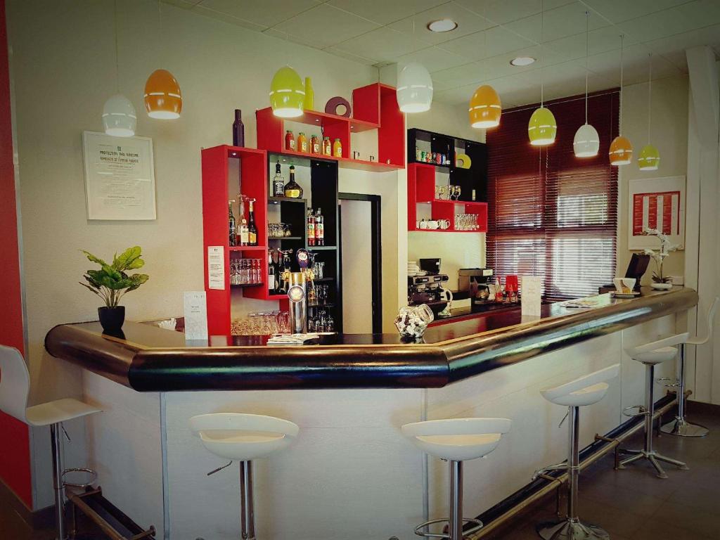 Lounge nebo bar v ubytování Brit Hotel Lyon Nord Dardilly