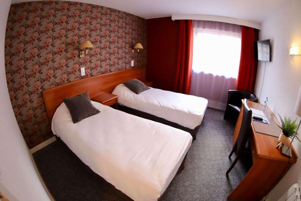 Postel nebo postele na pokoji v ubytování Brit Hotel le Cygne