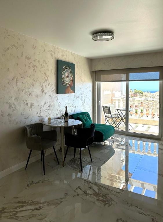 a living room with a table and a couch at Galaxy Luxury in Torrevieja