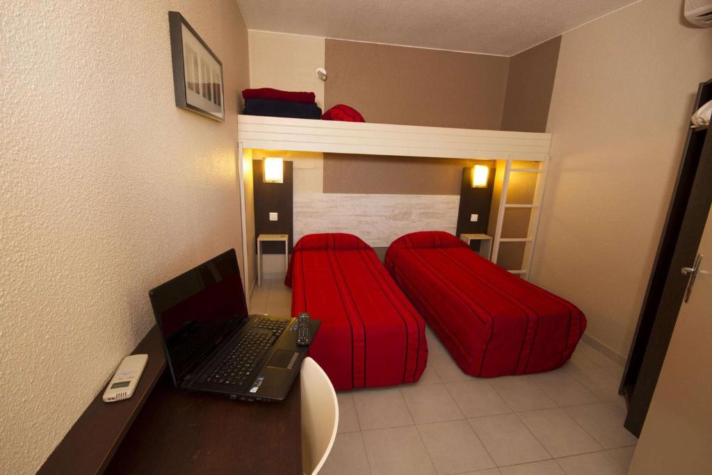 TV a/nebo společenská místnost v ubytování Brit Hotel Essentiel Sète / Balaruc