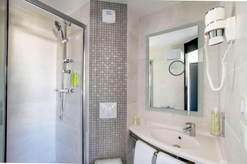 Koupelna v ubytování Brit Hotel Reims La Neuvillette