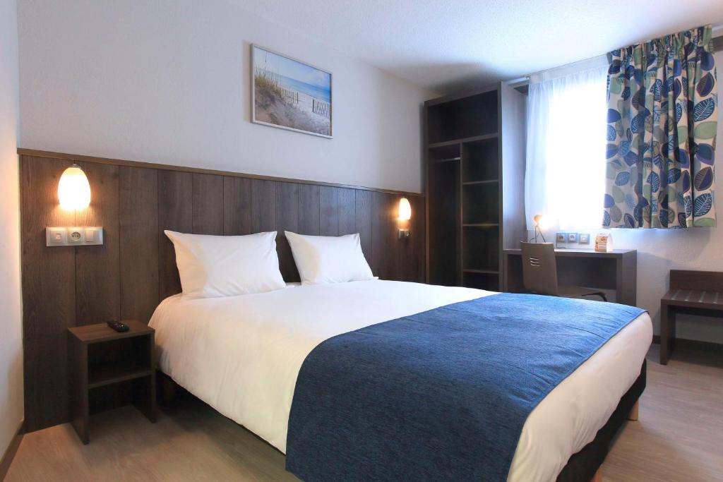 Postel nebo postele na pokoji v ubytování Brit Hotel Calais
