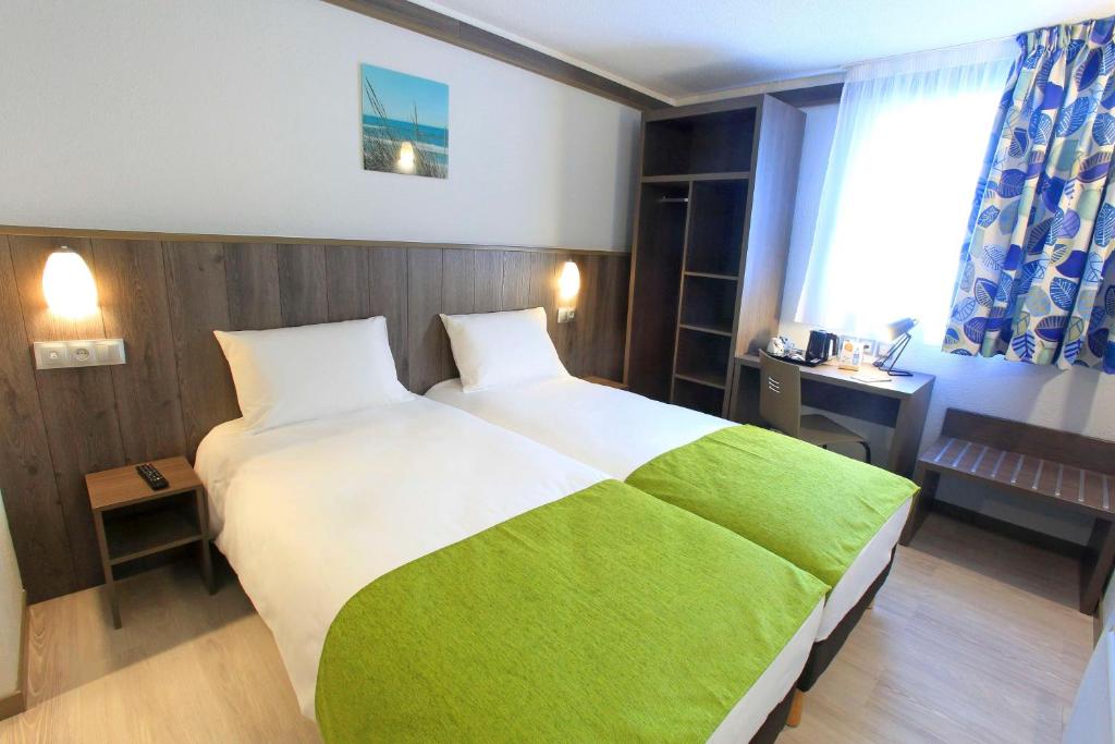 Postel nebo postele na pokoji v ubytování Brit Hotel Calais