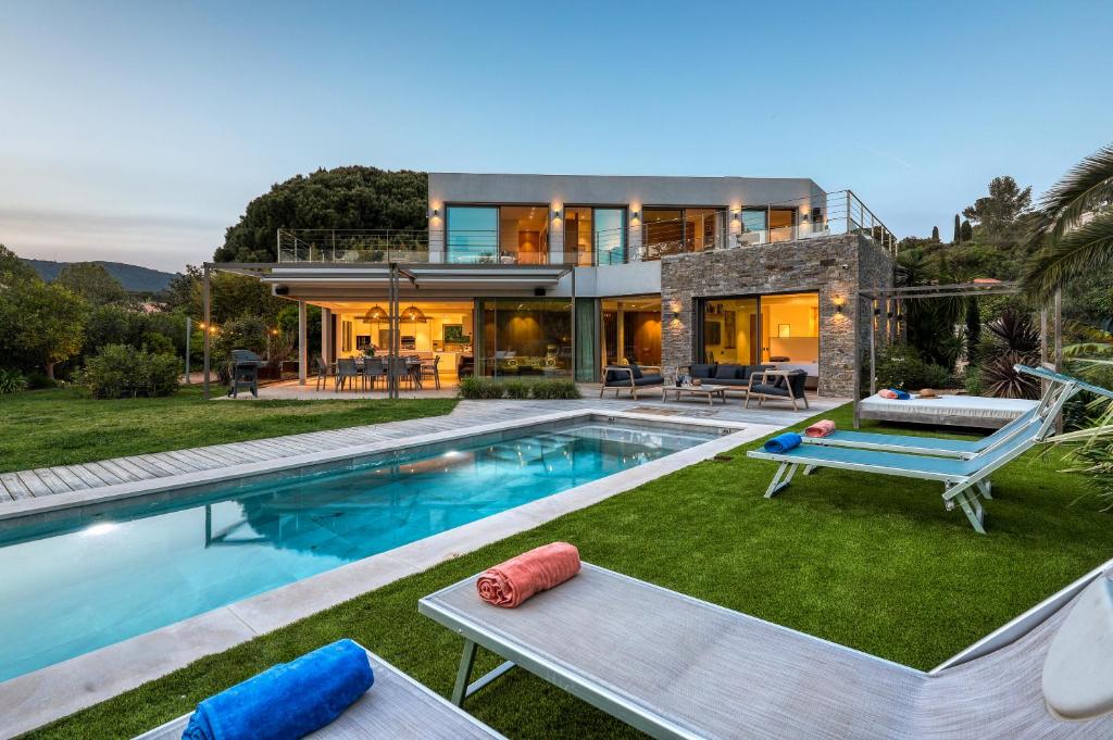 Photo de la galerie de l'établissement Villa Le Ponent - Piscine Privée - 8 Personnes, à La Croix-Valmer